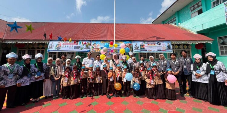 Bunda Guru PGRI Kabupaten Solok, Ny Nia Jon Firman Pandu Hadiri Kegiatan MPLS Ramah di SDN 10 Koto Baru