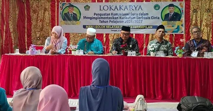 Kakankemenag Fitriyoni Saat Membuka Lokakarya di MAN 1 Solok Selatan: Kesuksesan Berawal dari Disiplin dan Tanggung Jawab.