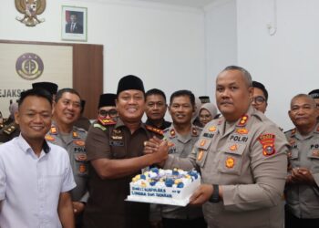 Penuh Keakraban, Kapolres Lingga Beri Surprise Hari Bhakti Adhyaksa ke-66 kepada Kejari Lingga