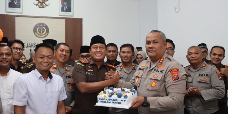 Penuh Keakraban, Kapolres Lingga Beri Surprise Hari Bhakti Adhyaksa ke-66 kepada Kejari Lingga