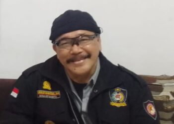 Profesor Minta Presiden RI Perintahkan Semua Aparatur Negara Di Seluruh Indonesia Tertibkan bendera luntur kusam dan Pasang Bendera Bercahaya Mewarnai Indonesia Merdeka !!!