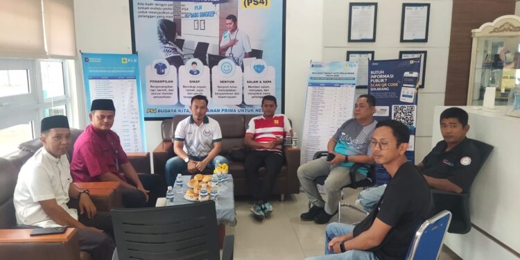 Camat Singkep Selatan Bersama Kades,Datangi PLN Dabo, Pertanyakan Realisasi Listrik Desa Pulau Lalang