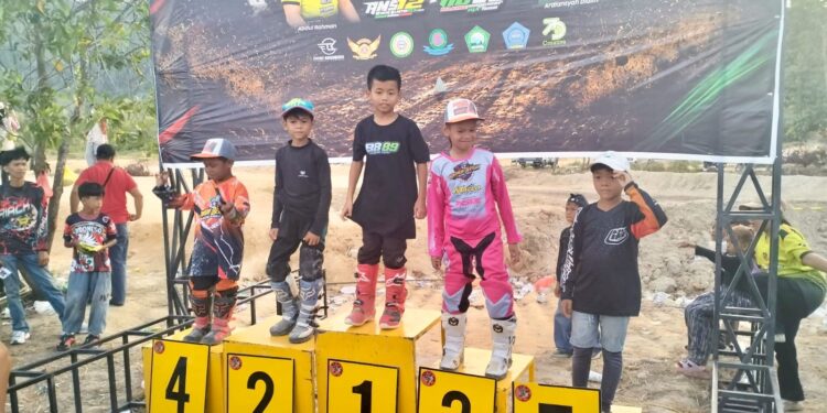 Pembalap Cilik Biyu Sabet Dua Gelar Juara Sekaligus di Kejuaraan Grasstrack Karimun