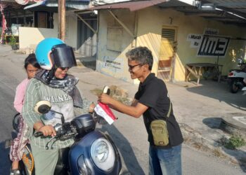IWO Karimun Bagikan Ratusan Bendera Merah Putih, Semarak Kemerdekaan Menggema di Jalanan