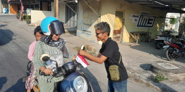 IWO Karimun Bagikan Ratusan Bendera Merah Putih, Semarak Kemerdekaan Menggema di Jalanan