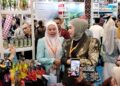 Produk UMKM Solok Laris di APKASI Otonomi Expo 2026, Ketua TP PKK Tanah Laut Borong Rendang hingga Tikar Pandan
