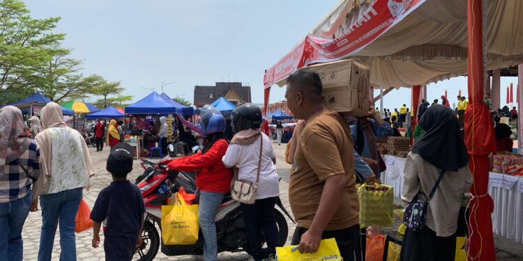 Bazar Sembako Murah Karimun: 5 Ton Beras Habis Diserbu, Ribuan Warga Antre Sejak Pagi