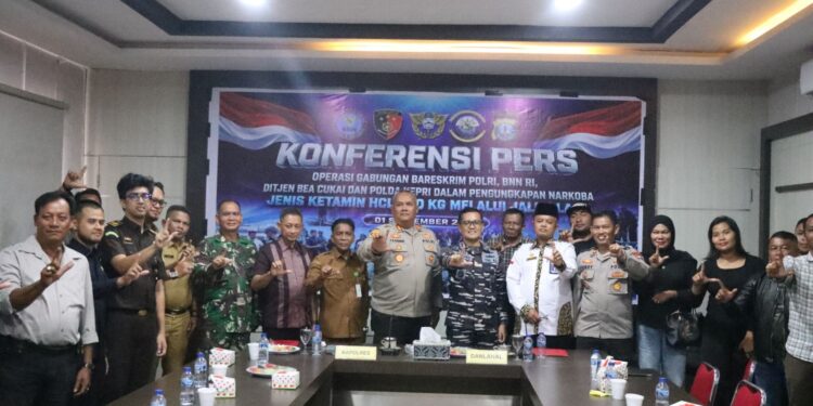 Polres Lingga Ikuti Konferensi PERSSecara Daring Melalui Zoom MeetingPengungkapan 800 Kg Ketamin HCL Senilai Rp, 1,28 Triliun