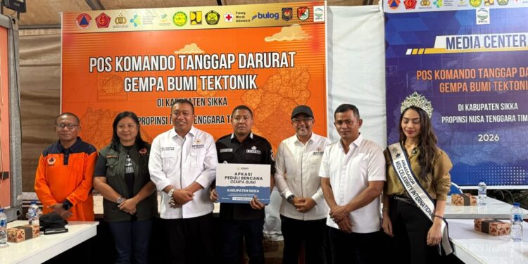 Kabupaten Solok Bersama APKASI Salurkan Bantuan Kemanusiaan untuk Korban Bencana di Kabupaten Sikka NTT