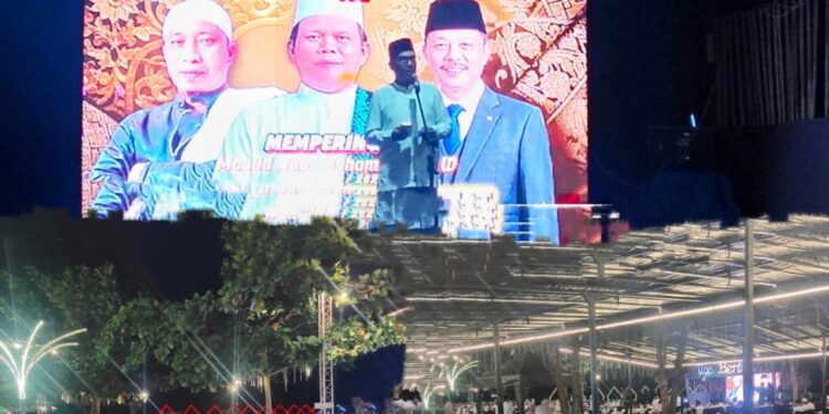 Peringati Maulid Nabi, Ribuan Santri dan Ibu Majelis taklim Padati Pantai Tiga Berlian Dabo Singkep
