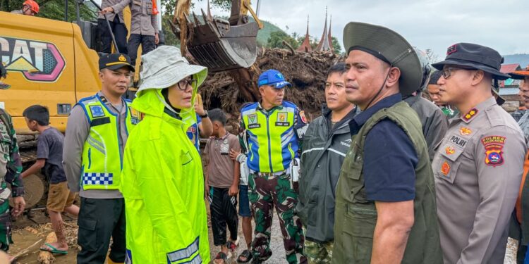 Bupati Solok Bersama Wakil Bupati Tinjau Langsung Kondisi Banjir Bandang Arosuka