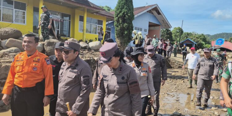Kajati Sumbar Turun ke Arosuka Solok, Bawa 1,5 Ton Beras untuk Korban Galodo
