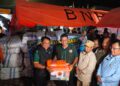 Bupati Padang Pariaman John Kenedy Azis Salurkan Bantuan Bencana Banjir Bandang ke Pemerintah Kabupaten Solok