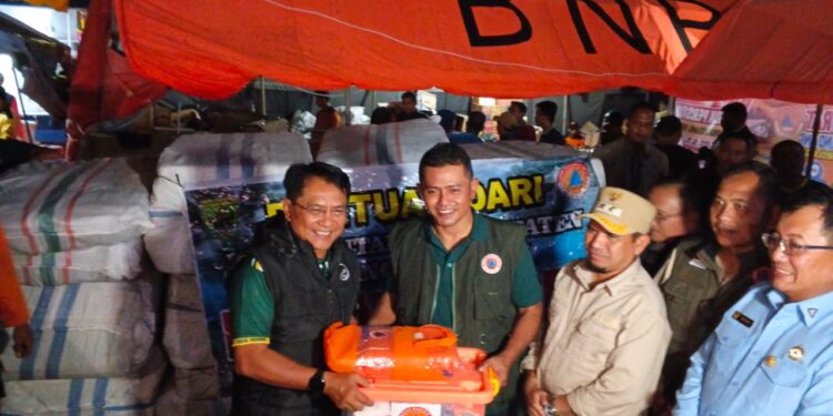 Bupati Padang Pariaman John Kenedy Azis Salurkan Bantuan Bencana Banjir Bandang ke Pemerintah Kabupaten Solok