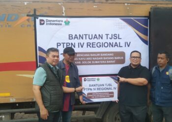 PTPN IV Regional IV Salurkan Bantuan untuk Korban Galodo di Arosuka