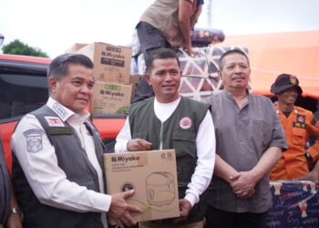 Bupati Agam Bawa Bantuan Rp75 Juta untuk Korban Galodo Arosuka, Solidaritas Antardaerah Menguat