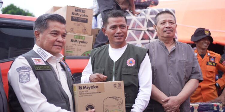 Bupati Agam Bawa Bantuan Rp75 Juta untuk Korban Galodo Arosuka, Solidaritas Antardaerah Menguat