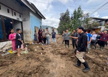 Temui Pengungsi Korban Banjir Bandang di Solok, Wapres Pastikan Keselamatan dan Kebutuhan Warga Terpenuhi