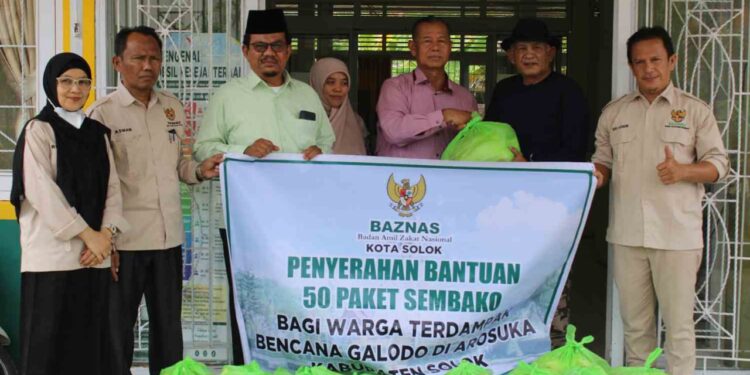 BAZNAS Kota Solok Serahkan Bantuan Sembako dan Kunjungi Warga Terdampak Galodo Kayu Aro