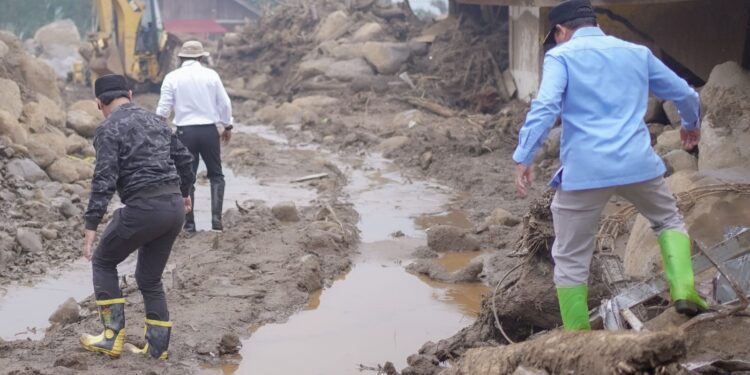Wamendagri Tinjau Progres Penanganan Pasca bencana di Kabupaten Solok