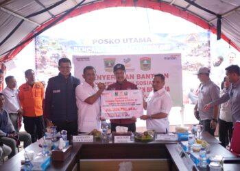 Kementerian Sosial RI Serahkan Bantuan Penanganan Bencana Senilai Rp358,86 Juta kepada Kabupaten Solok