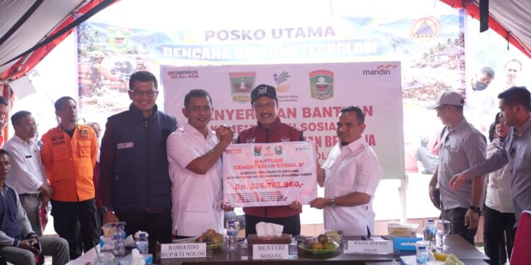 Kementerian Sosial RI Serahkan Bantuan Penanganan Bencana Senilai Rp358,86 Juta kepada Kabupaten Solok